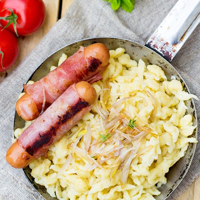 Spätzle mit Würstchengulasch