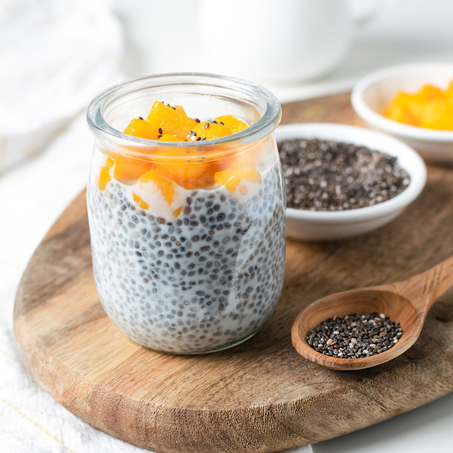 Chia Pudding mit Mango im Glas