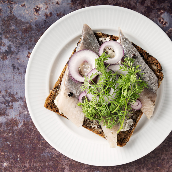 Hering auf Schwarzbrot mit Dill