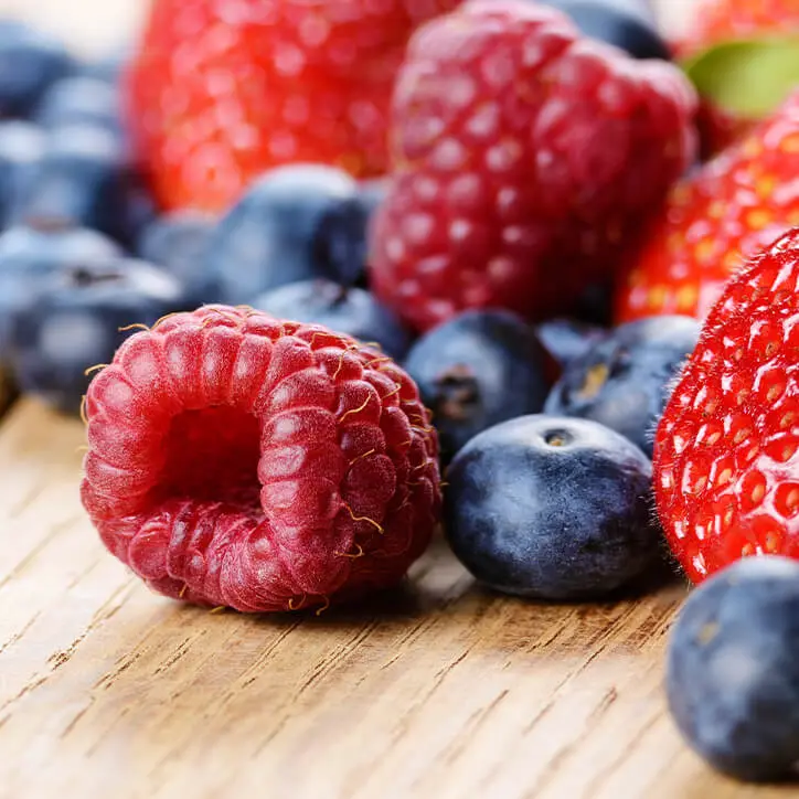 Himbeeren und Blaubeeren eignen sich, um das Immunsystem zu stärken.
