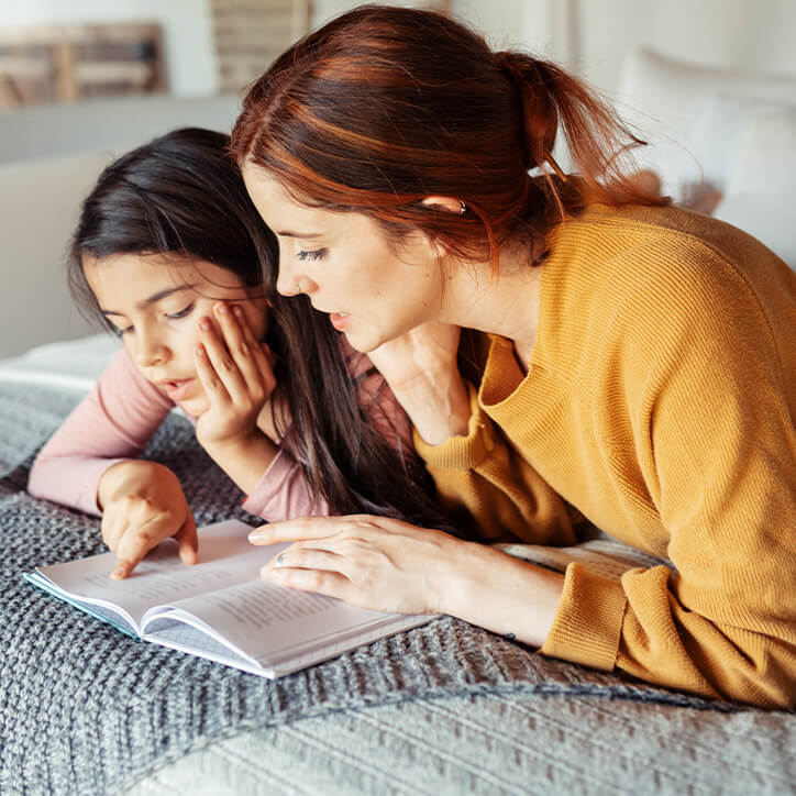 Mutter und Tochter lesen gemeinsam