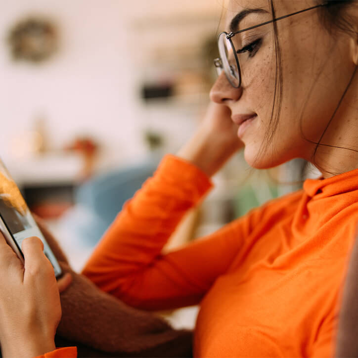 Frau schaut auf Handy